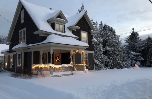 Manchester Center House | In Town Delight!