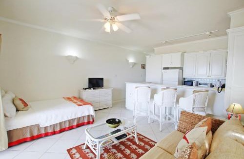 Worthing Apartment | Beachfront Studio with Pool