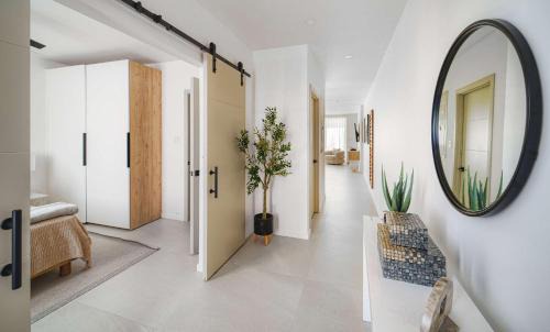 Gibbes House | Walk to Beach New Elegant 3BR Villa with Pool