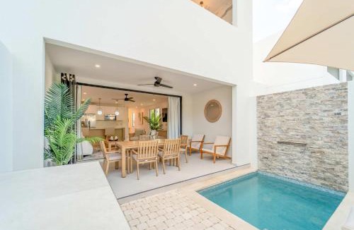 Gibbes House | Elegant NEW 3BR Villa with Pool Walk to Beach