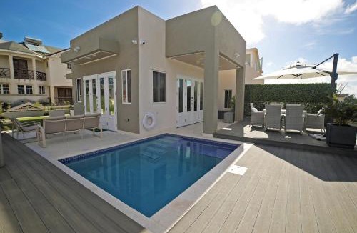 Fortescue House | 3BR Modern Villa w/Private Pool & Fire Pit