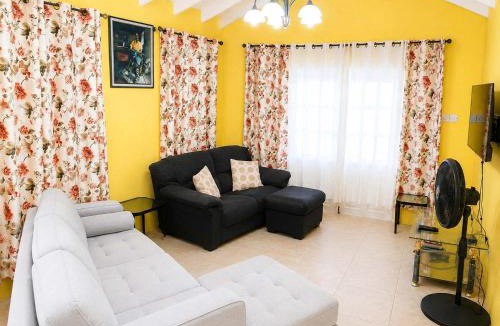 Ruby House | Beachy Cottage I Kitchen I Wi-Fi I Shaded Cabana I Parking