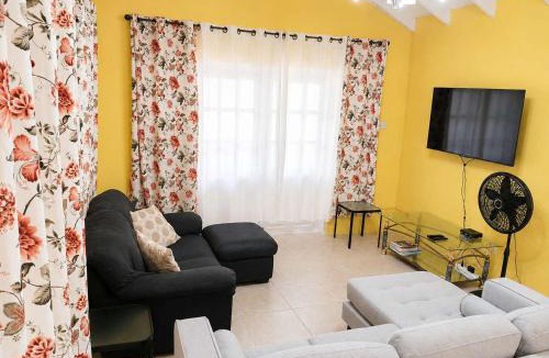 Ruby House | Beachy Cottage I Kitchen I Wi-Fi I Shaded Cabana I Parking