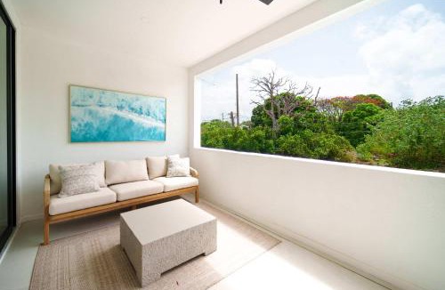 Gibbes House | New Stylish 2BR Villa Walk to Beach Pool