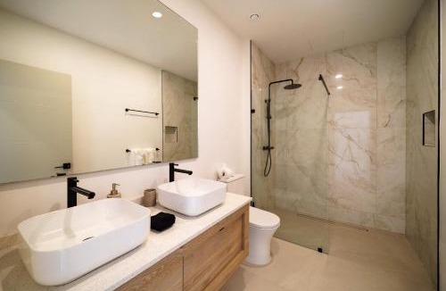 Gibbes House | New Stylish 2BR Villa Walk to Beach Pool