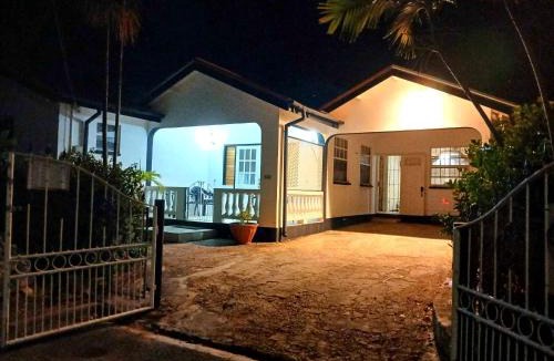 Ruby House | Beachy Cottage I Kitchen I Wi-Fi I Shaded Cabana I Parking