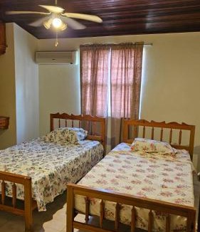 Lascelles House | Wonderful 3 Bedroom Home Close To Everything
