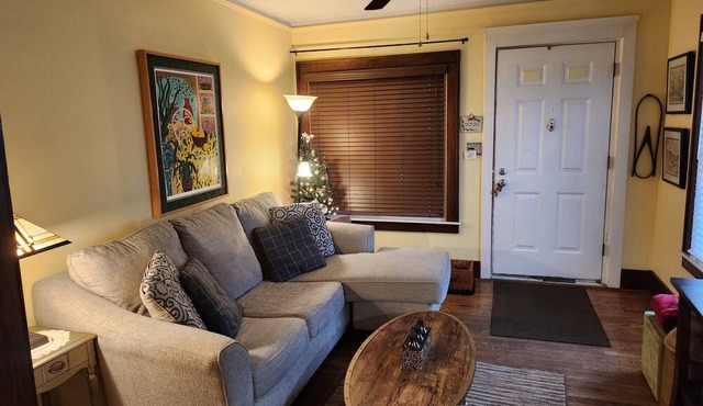 Charming Ranch walking distance to Downtown Ferndale! Close to Detroit! in Ferndale