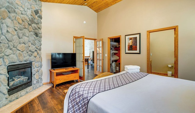 Hot Tub, Indoor Pool! Home 8 Mi to Heavenly Skiing in South Lake Tahoe