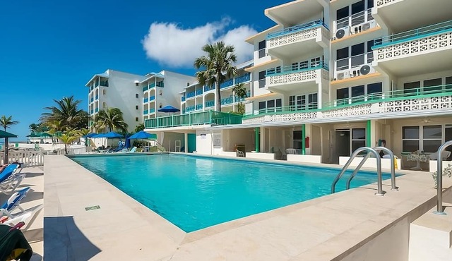 Romantic Beach Getaway! Onsite Pool, Gym Access, Free Parking, Near Turtle Beach