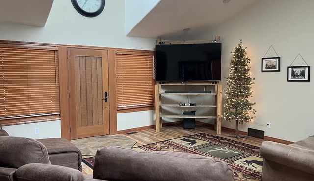 Close to Deerfield Lake,Hiking,UTV,Gameroom,Hot tub,Mini Donkeys,Goats,Chickens in Hill City