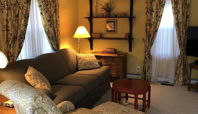 Grosse Pointe Farms, turn-of-the-century, renovated, Period House, furnished in Grosse Pointe Farms