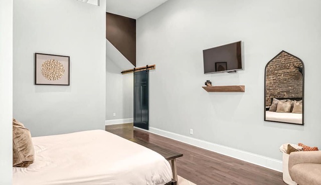 Downtown Music City Loft living! ~Steps from Broadway. in Nashville