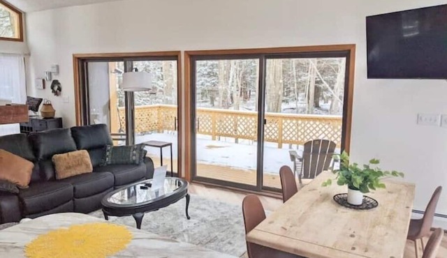 Modern Poconos House, 3br 2ba, HOT TUB, Privaten in Drums