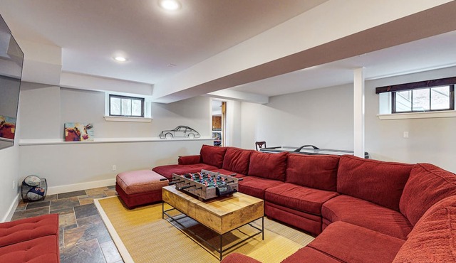 Riverfront estate, mountain views, dog-friendly, fireplace, balcony, w/d, wifi in Pawlet
