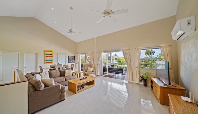 Lantana 4, 4 Bedroom Steps From The Beach With Two Swimming Pools