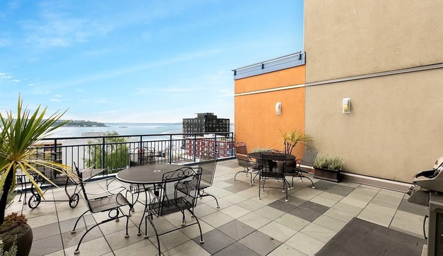 Seattle’s Downtown Gem- w/View, Free Parking, Gym & Pool - Sleeps 6 in Seattle