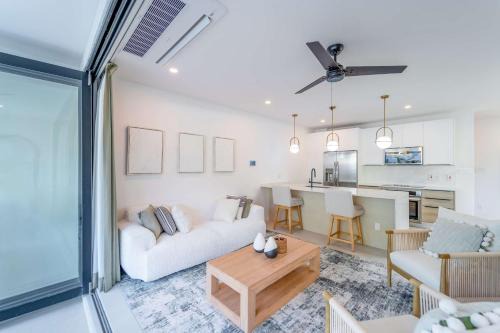 Elegant NEW 3BR Villa with Pool Walk to Beach