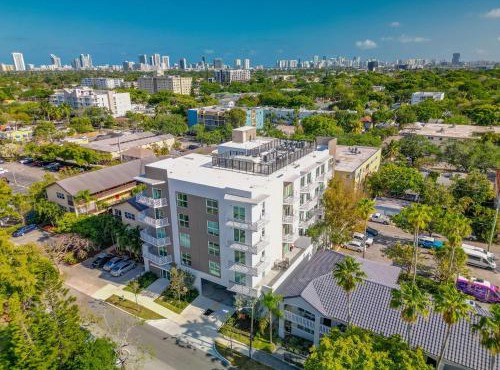 Stylish Condo, Walk to Dining, 5 Min to Beach in Hollywood